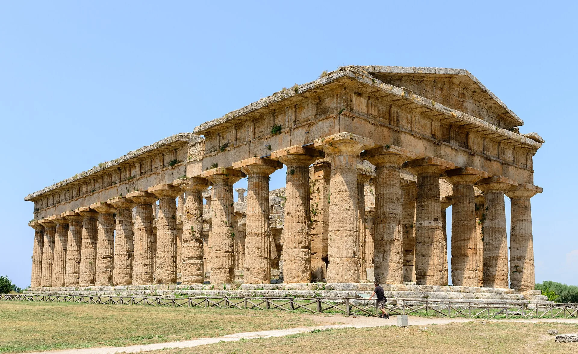 Il tempio di Nettuno a Paestum, con il colonnato dorico sotto il cielo d'estate