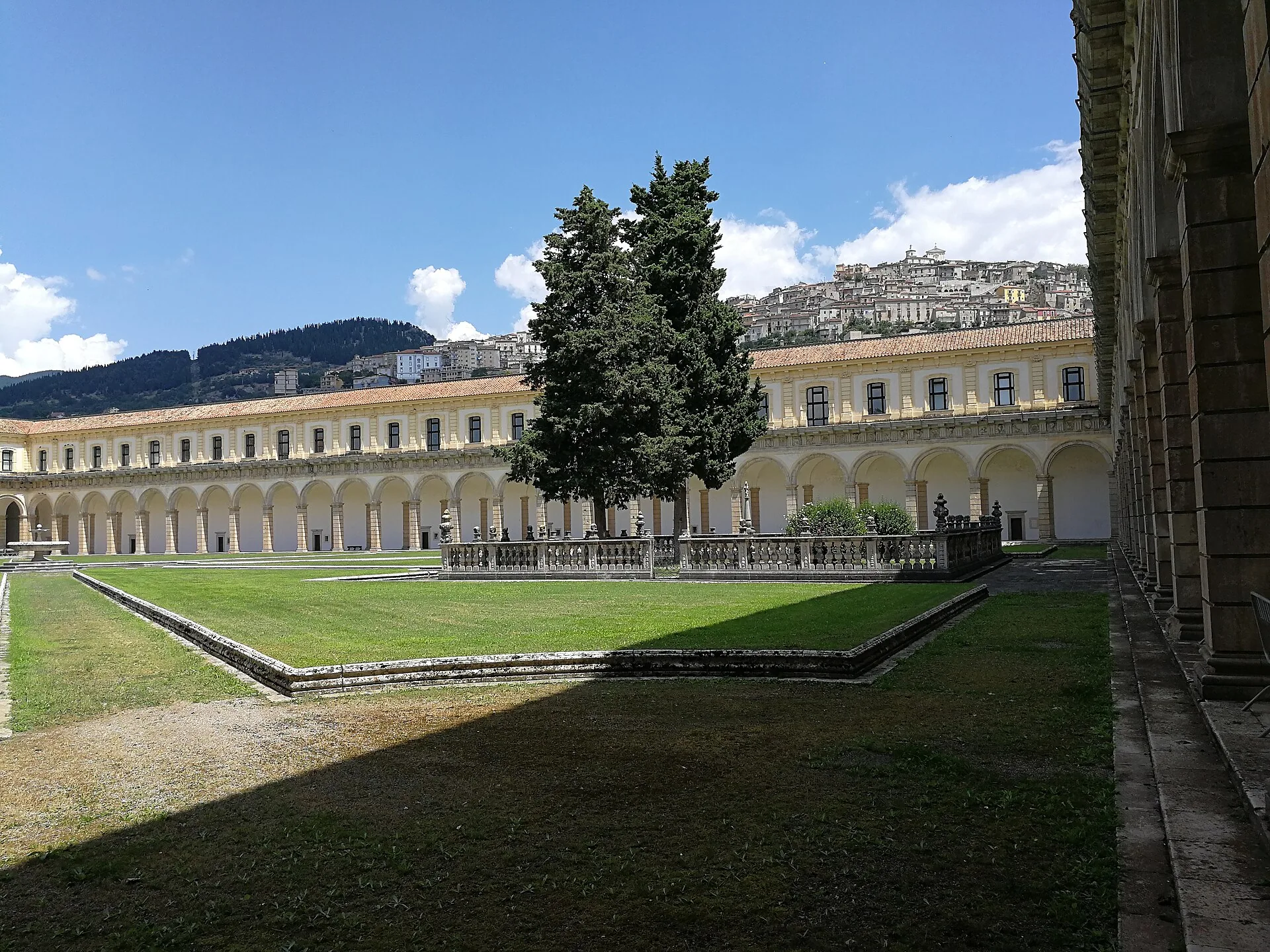 Il Chiostro Grande della Certosa di San Lorenzo a Padula