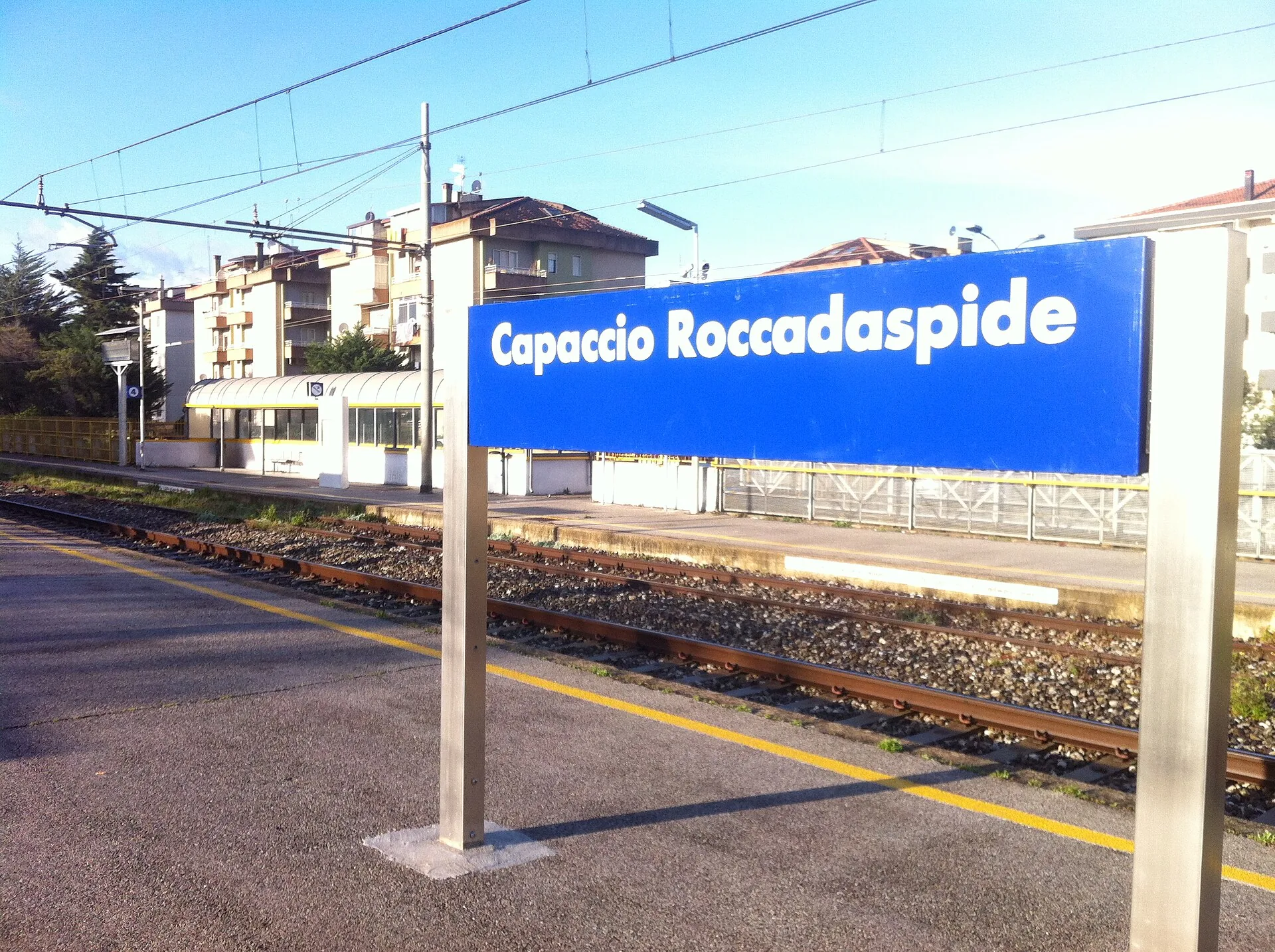 Il cartello della stazione ferroviaria di Capaccio-Roccadaspide