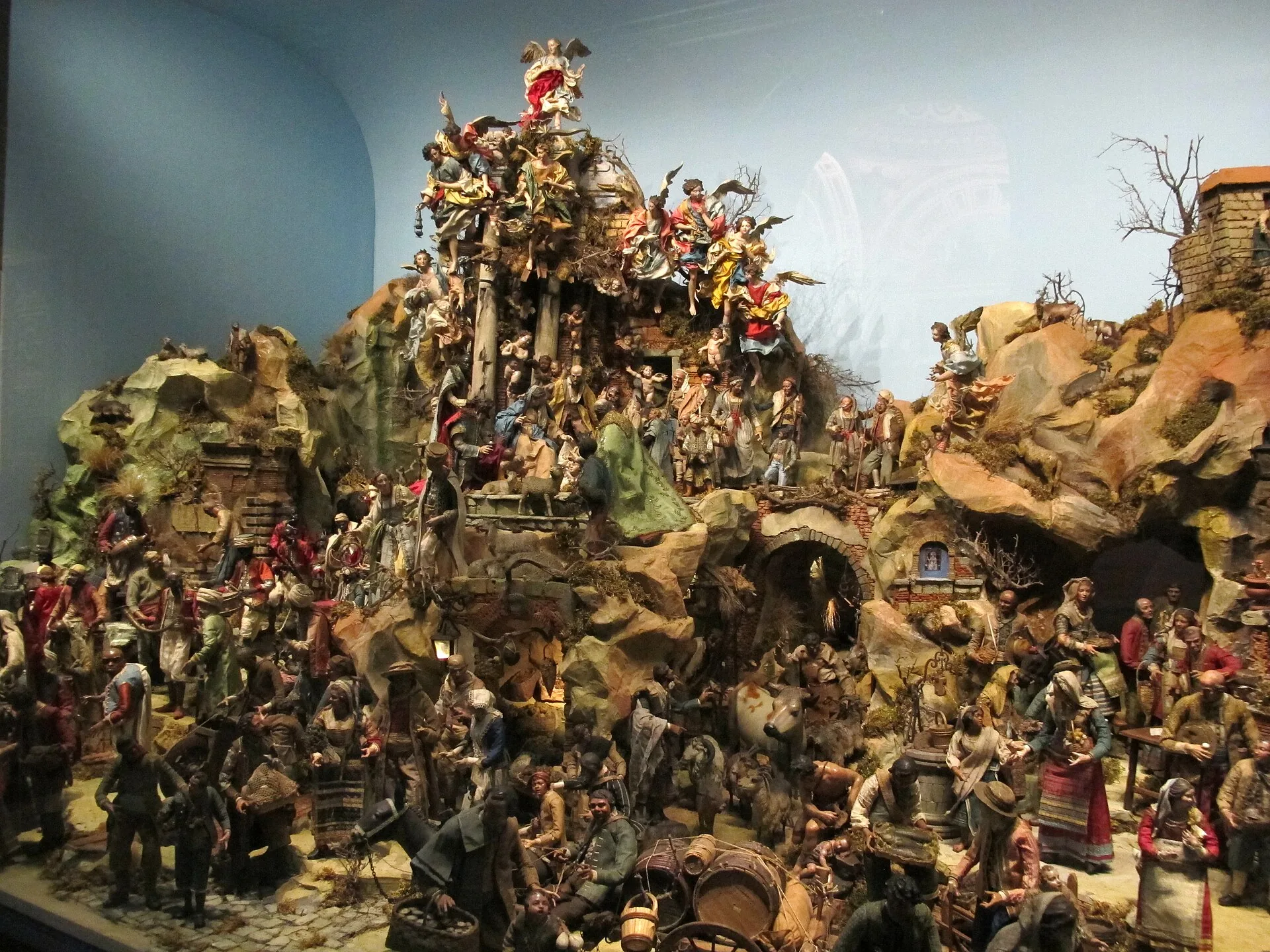Un grande presepe napoletano con decine di statuine