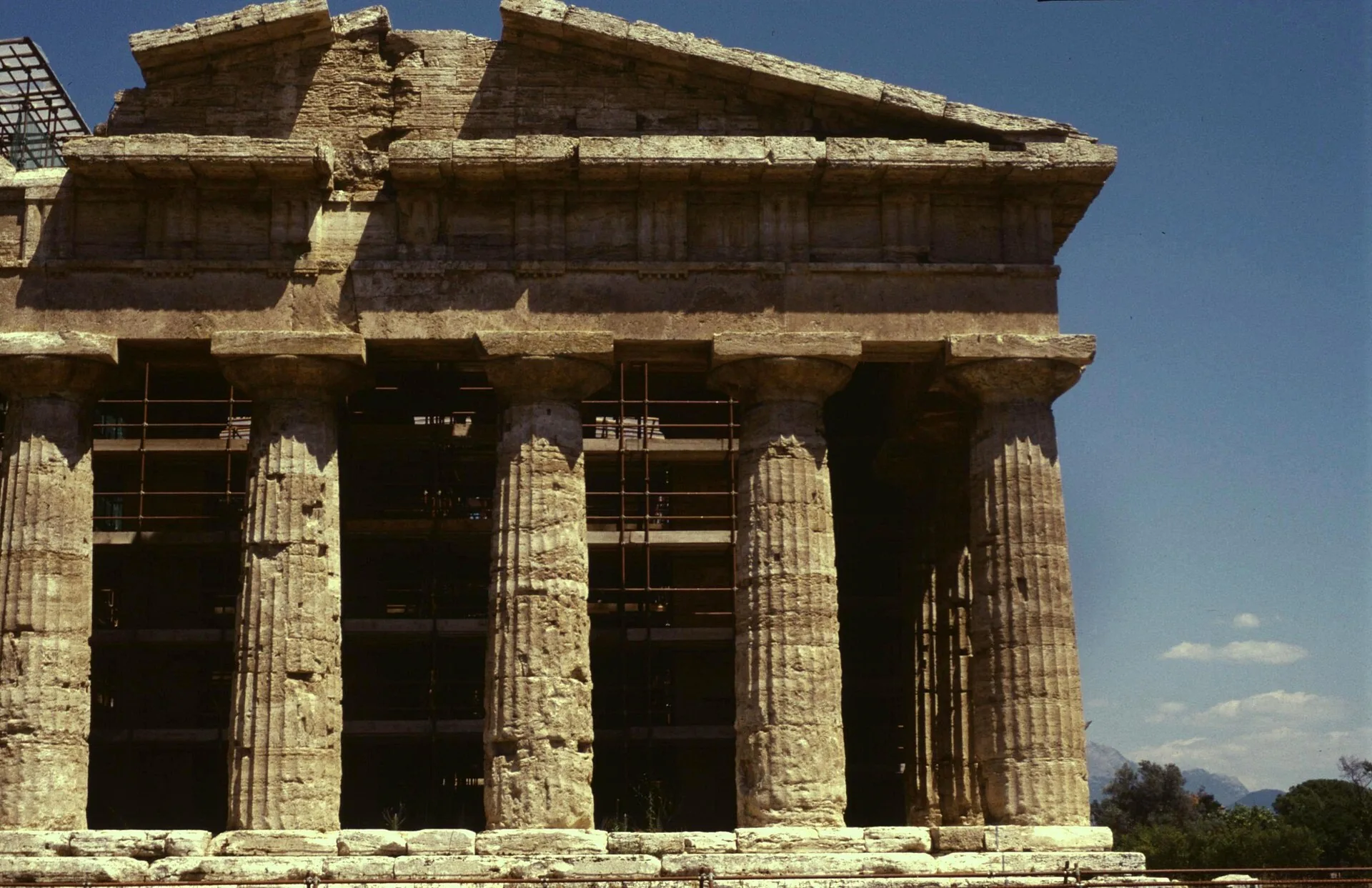 La facciata del tempio di Nettuno a Paestum