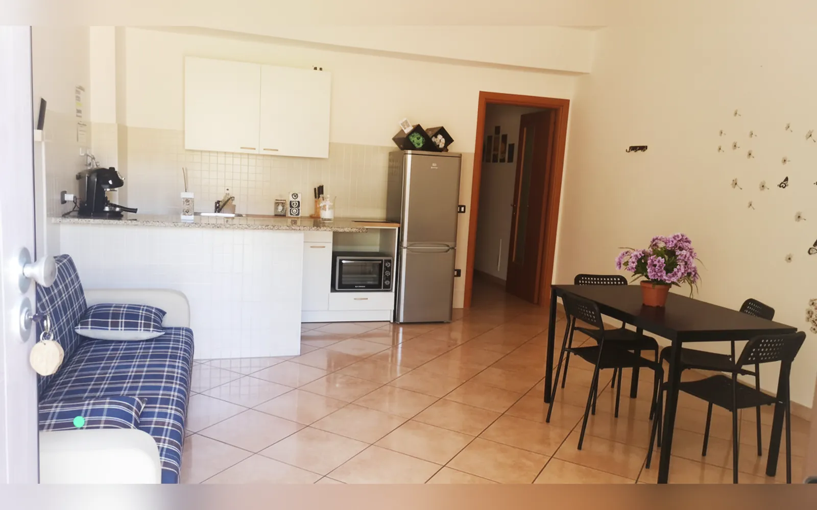 Il soggiorno con divano letto, angolo cottura e tavolo da pranzo